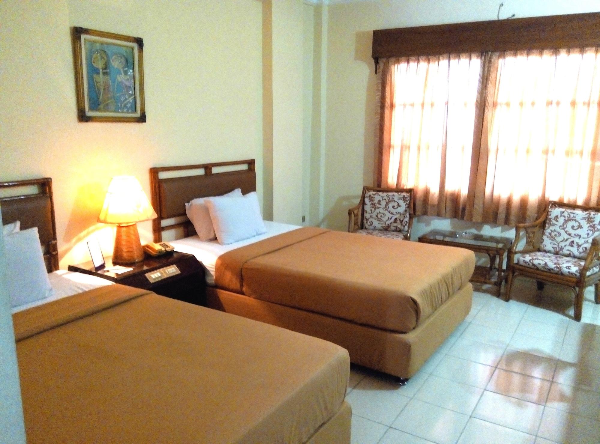 Hotel Merdeka Madiun Kültér fotó