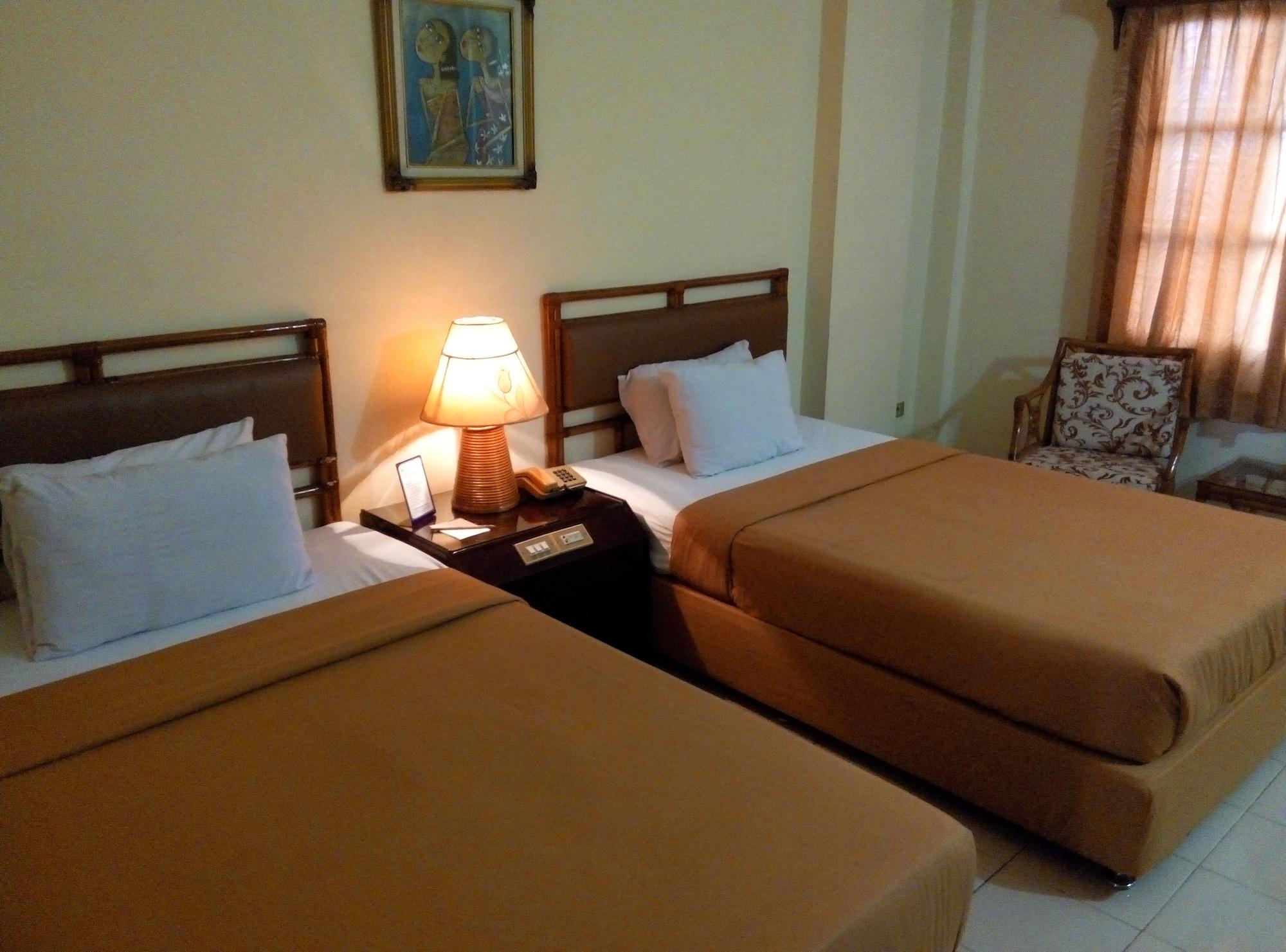 Hotel Merdeka Madiun Kültér fotó