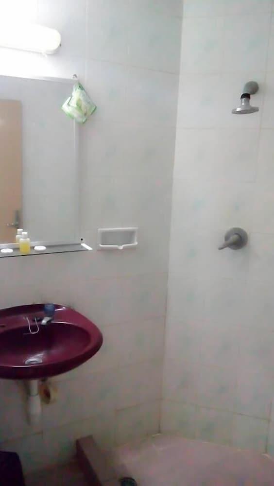 Hotel Merdeka Madiun Kültér fotó