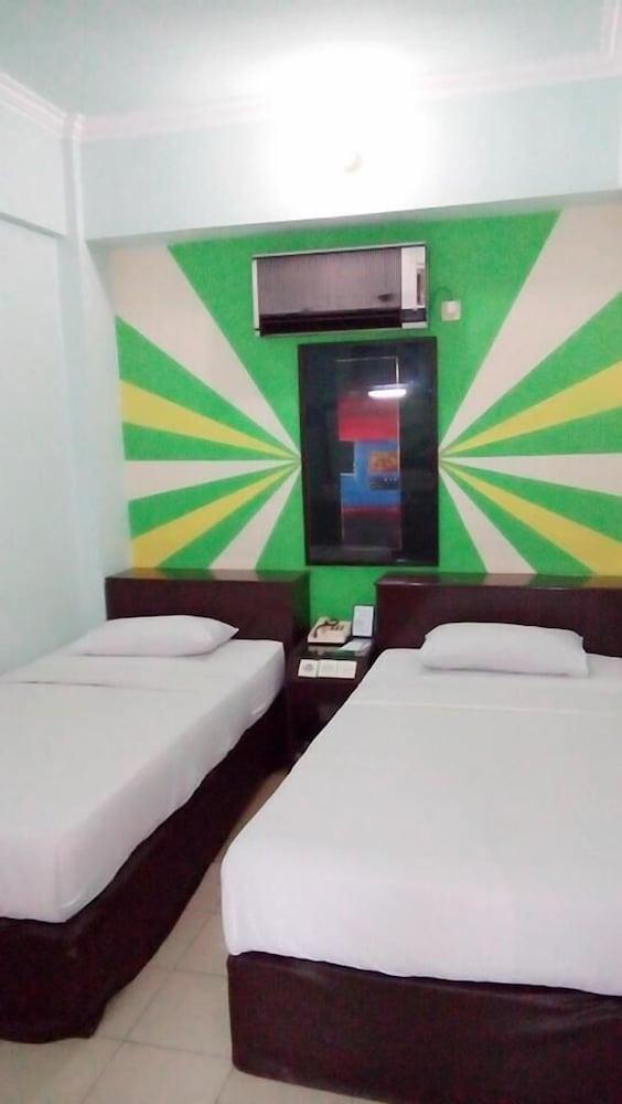 Hotel Merdeka Madiun Kültér fotó