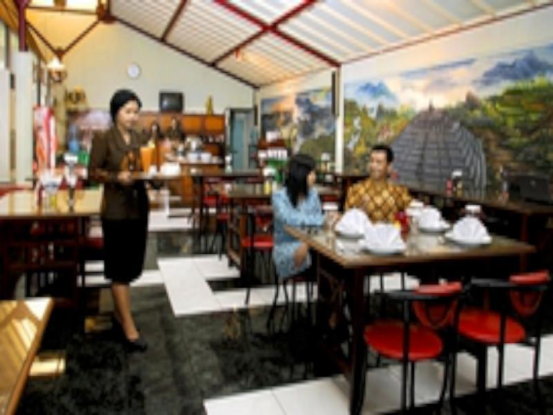 Hotel Merdeka Madiun Kültér fotó