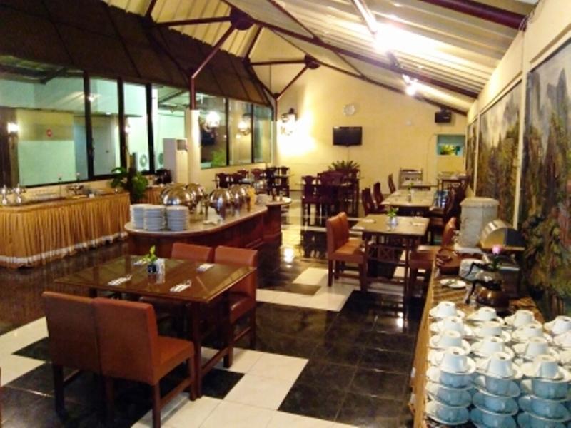 Hotel Merdeka Madiun Kültér fotó