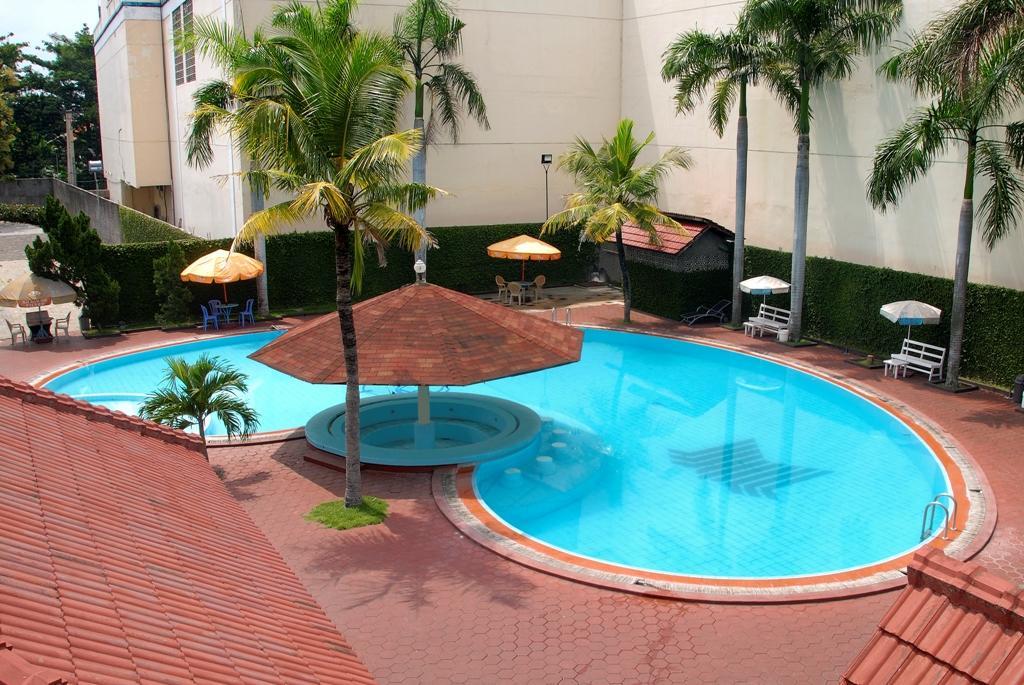 Hotel Merdeka Madiun Kültér fotó