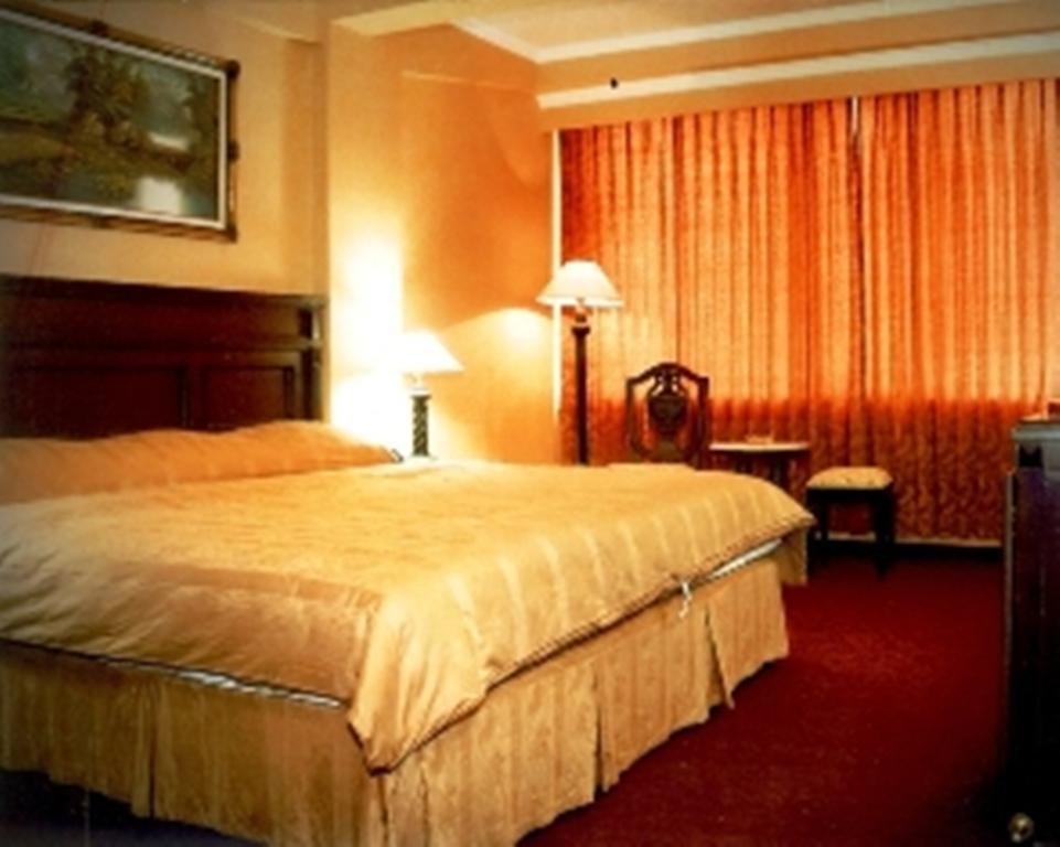 Hotel Merdeka Madiun Kültér fotó