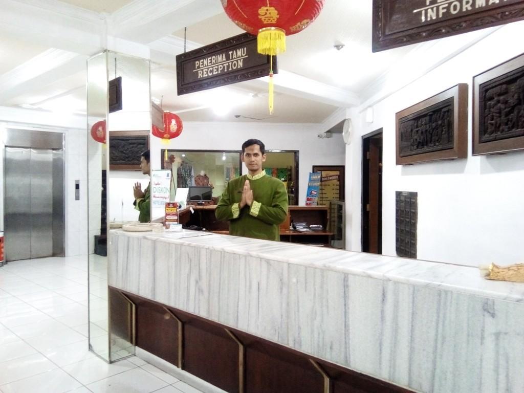 Hotel Merdeka Madiun Kültér fotó