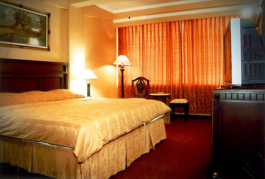Hotel Merdeka Madiun Kültér fotó