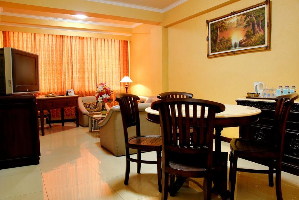 Hotel Merdeka Madiun Kültér fotó