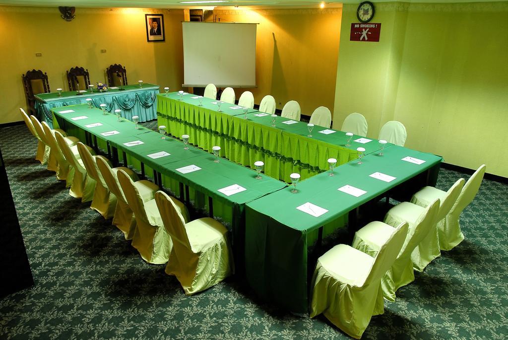 Hotel Merdeka Madiun Kültér fotó