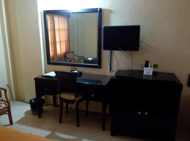 Hotel Merdeka Madiun Kültér fotó