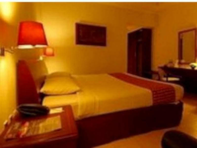 Hotel Merdeka Madiun Kültér fotó