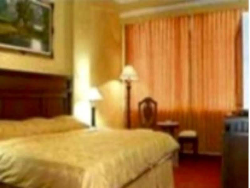 Hotel Merdeka Madiun Kültér fotó