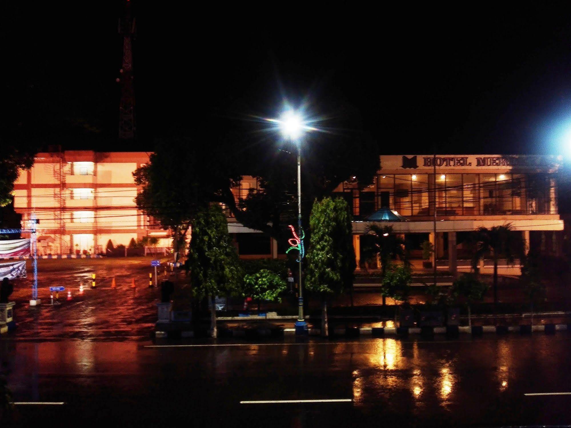 Hotel Merdeka Madiun Kültér fotó