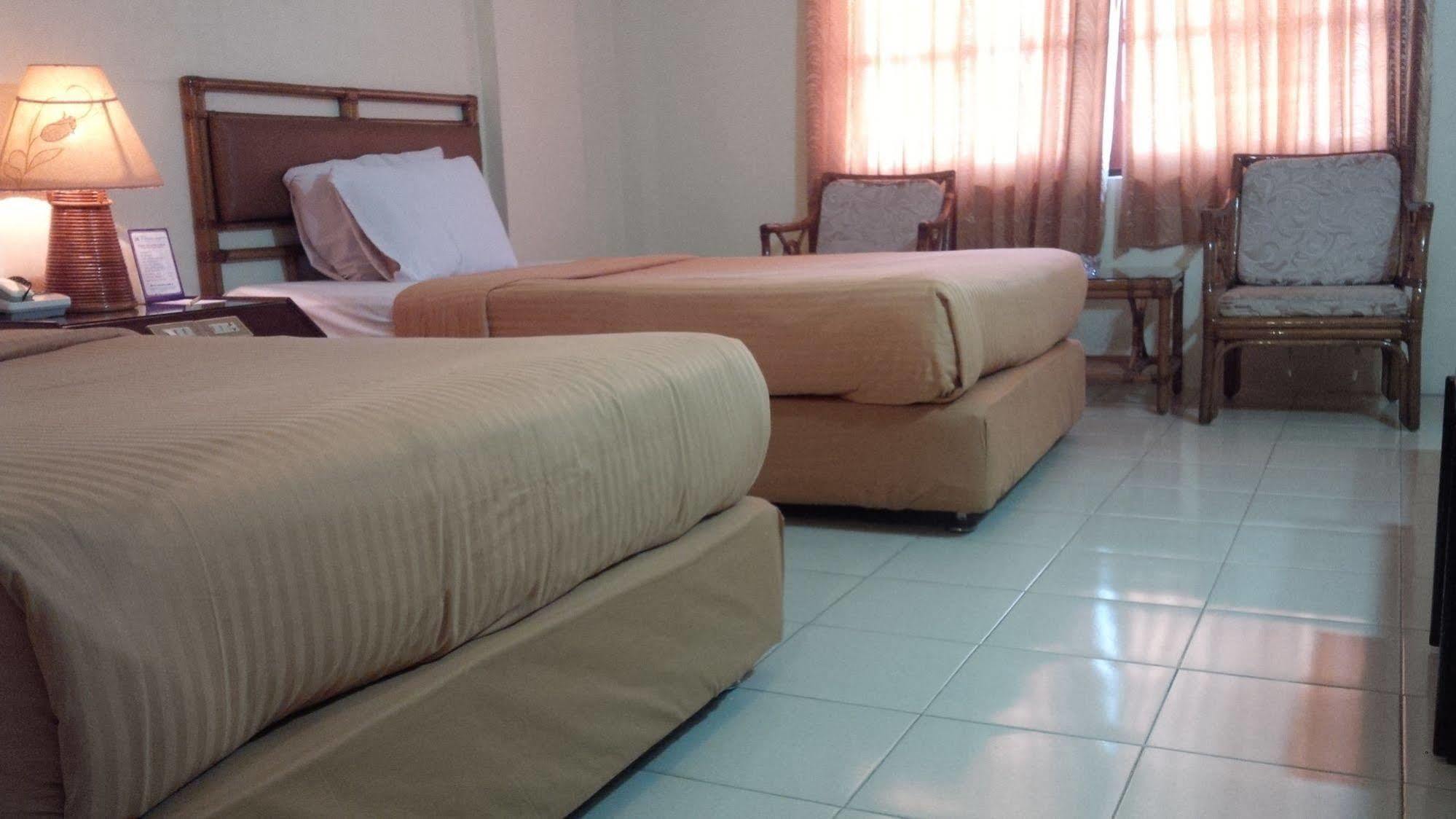 Hotel Merdeka Madiun Kültér fotó